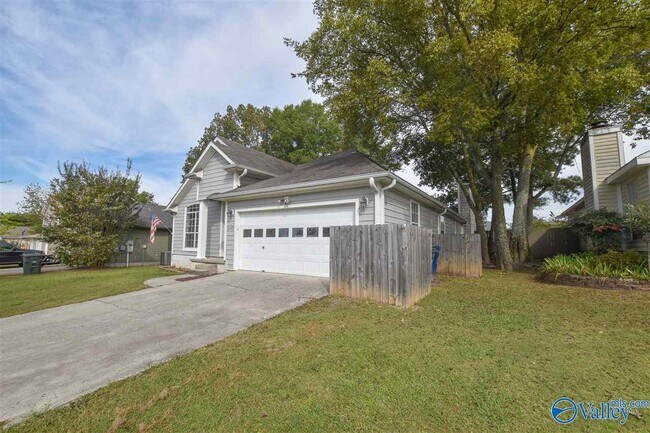 Building Photo - 2542 Bonnie Oaks Dr SW
