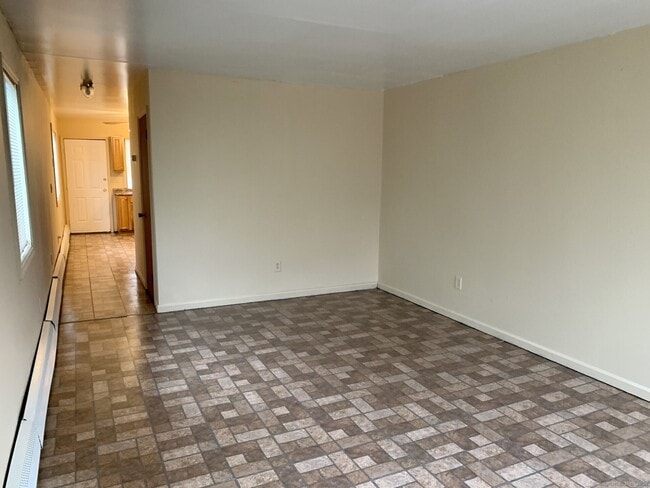 Building Photo - 1380 Kossuth St