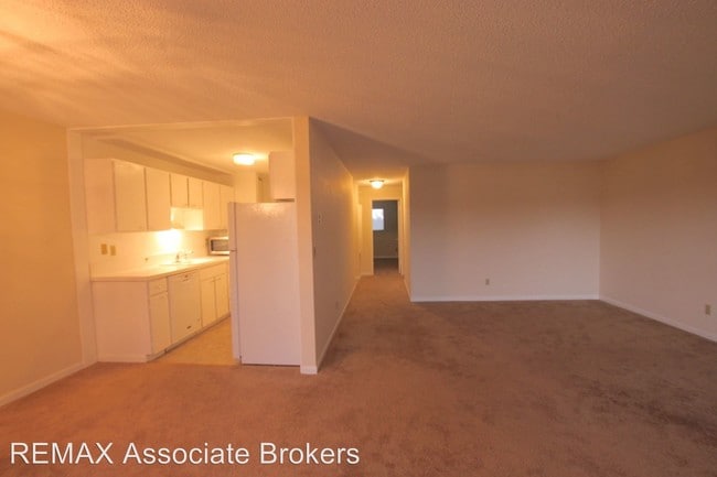 Building Photo - 2500 Canterbury Ln E