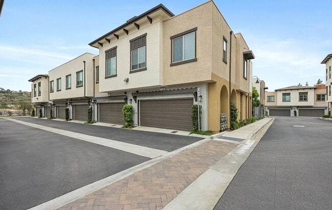 Building Photo - 4 Bedroom TownHome in the Skyline Community