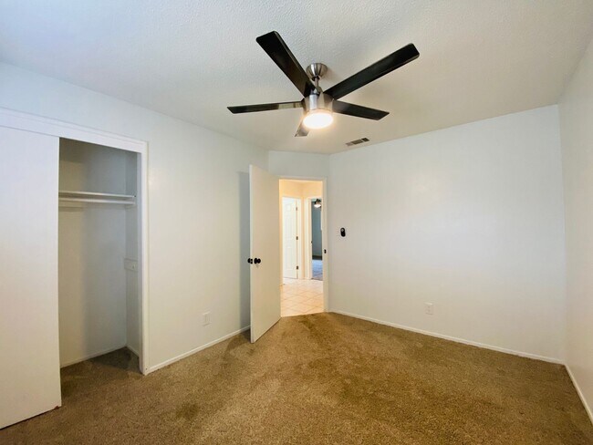 Foto del edificio - $2,100 Cedar & Bullard, 3 Bedroom Home - N...