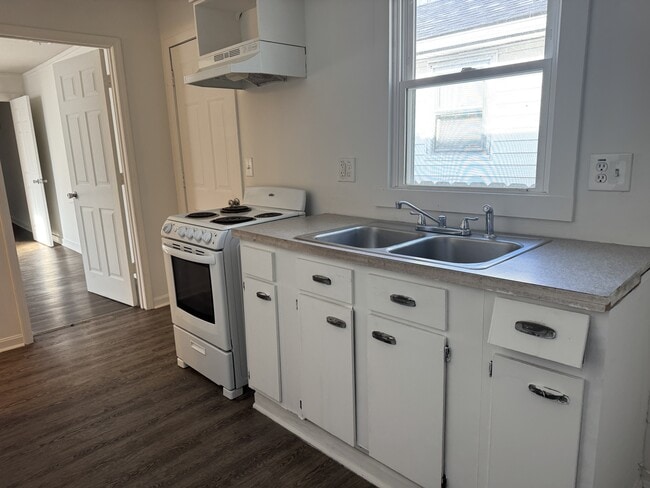 Building Photo - 416 Ash St