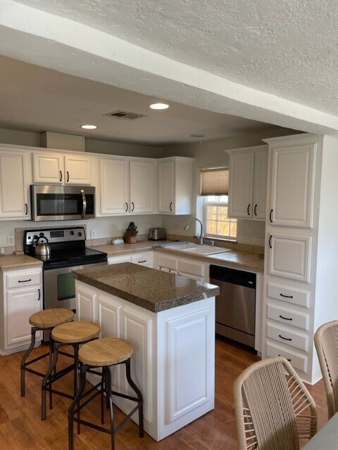 Kitchen - 2801 W Stewart Ave