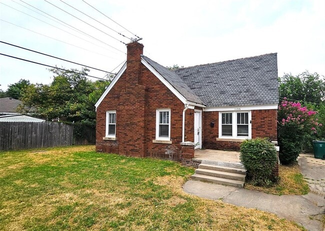 Building Photo - 1136 N Villa Ave