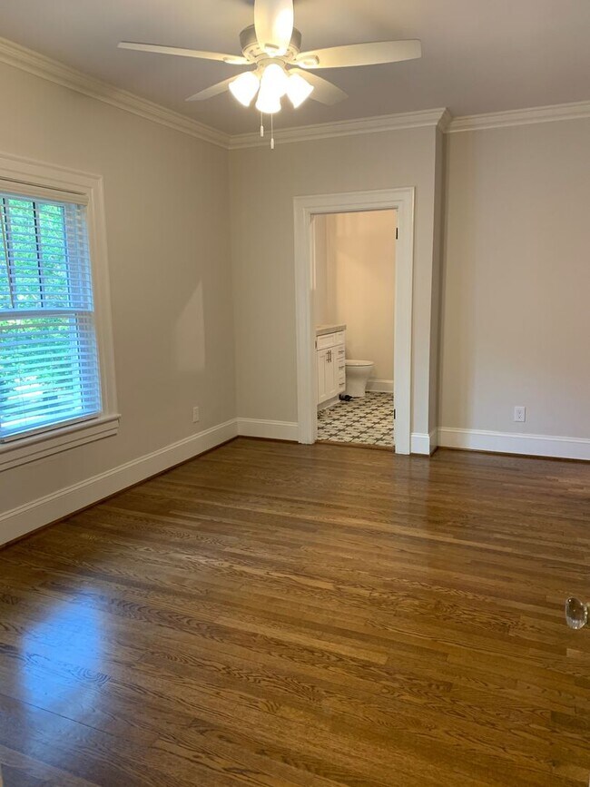Foto del edificio - Spacious Sunset Hills 2 BR with Lawncare I...