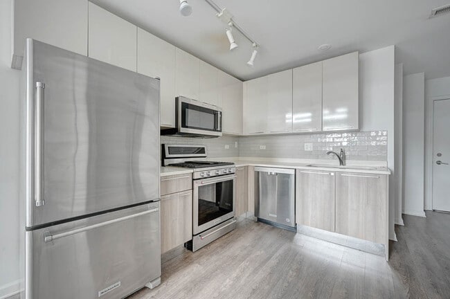 Building Photo - 932 W Dakin St