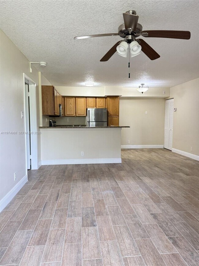 Foto del edificio - 811 Lyons Rd