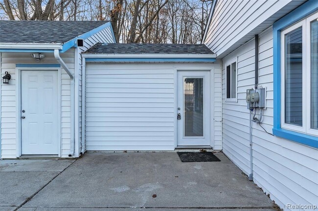 Building Photo - 8165 Leonard Dr