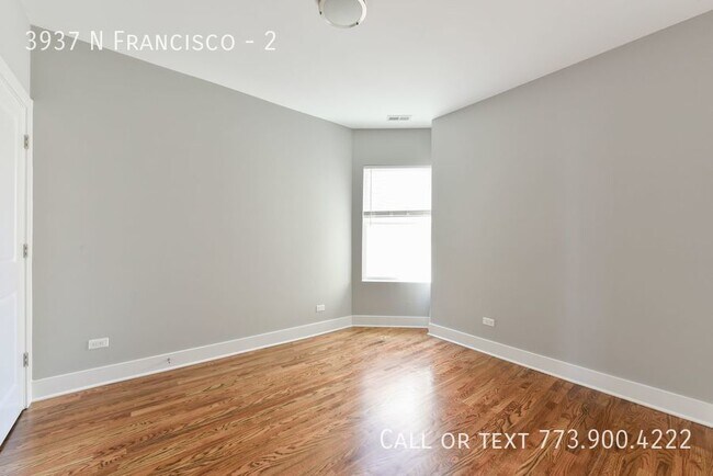 Building Photo - Renovated 3 Bedroom 2 Bath - Parking & In ...