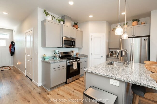 Building Photo - Light and Bright Townhome in NW Redmond!
