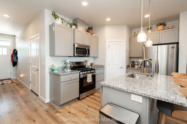 Foto del edificio - Light and Bright Townhome in NW Redmond!