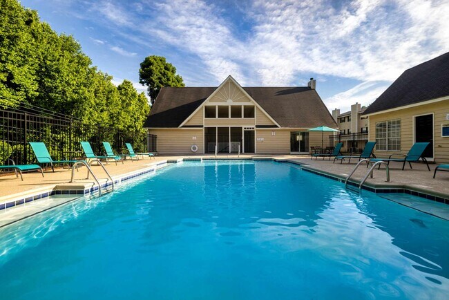 ¿Buscas apartamentos con piscina en Winston-Salem? Sugar Creek Apartments ofrece relajantes servicios al aire libre, una casa club y una cómoda vida en apartamento. - Sugar Creek Apartments