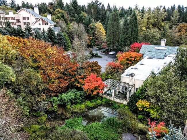 Building Photo - Charming 3 Bedroom Condo at the Quintet in...