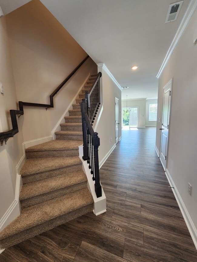 Building Photo - **6 Month Lease** Hendersonville Rental!