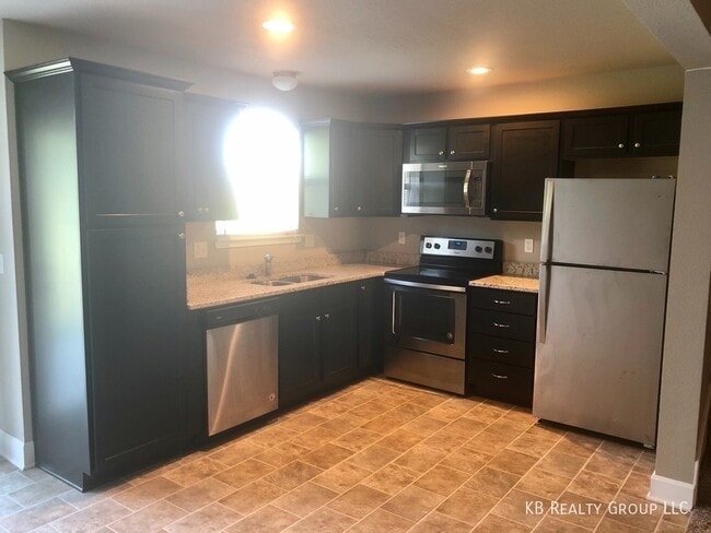 Building Photo - 2 Bed Townhome in Peculiar