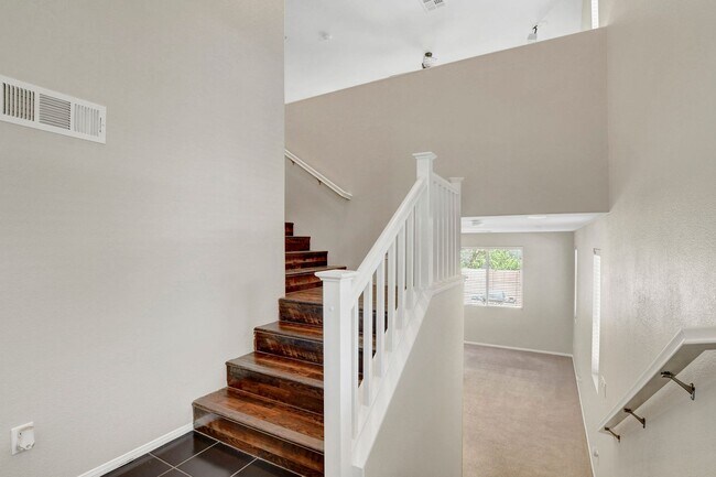 Building Photo - 3 Bedroom Split Level Home in Centennial H...