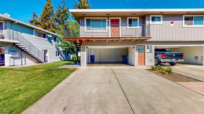 Foto del edificio - 2 story 2 bedroom 1 bath condo with covered parking, private storage and community pool!