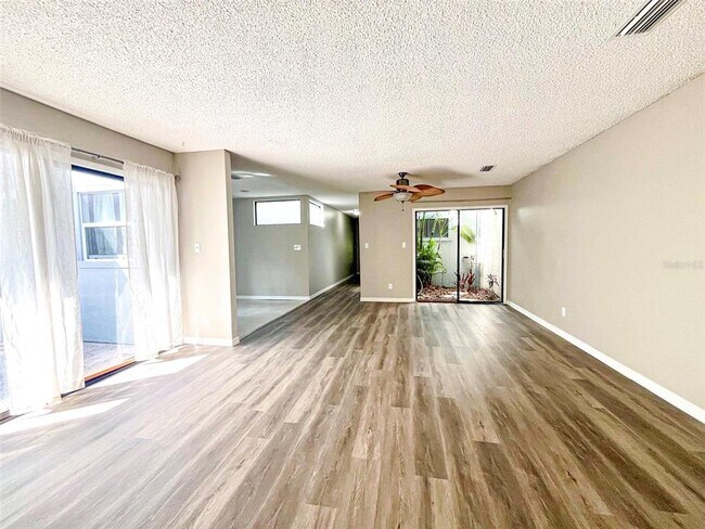 Foto del edificio - 6576 Sweetbriar Ln