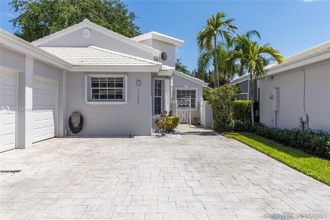 Foto del edificio - 15221 Wilshire Cir S