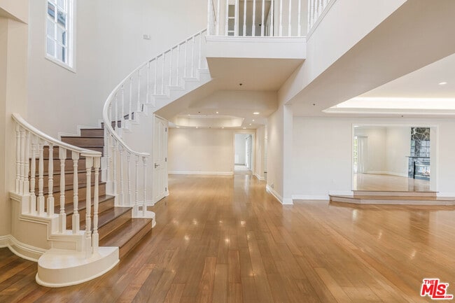 Building Photo - 257 S Oakhurst Dr