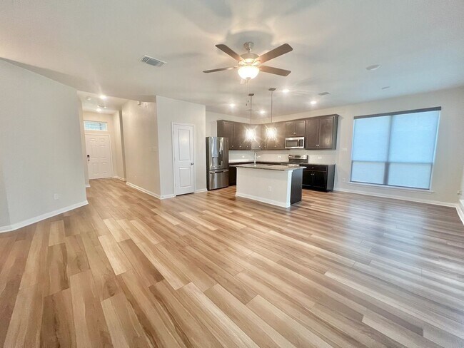 Foto del edificio - NEW IN MANAGEMENT - AVAILABLE NOW! $100 OF...