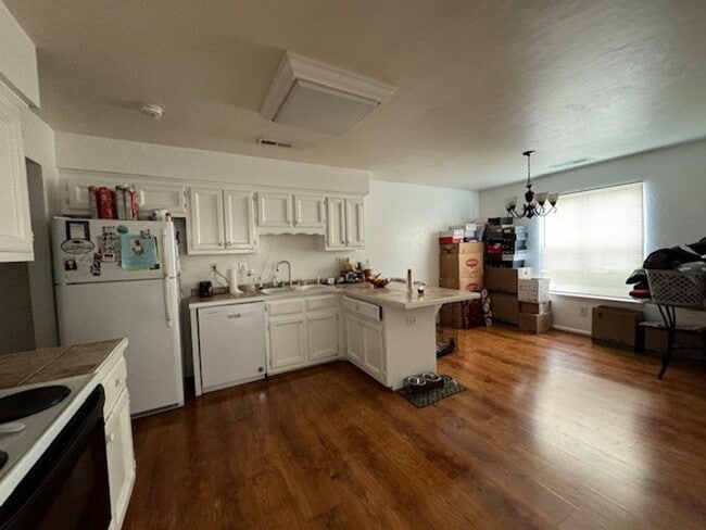 Building Photo - 3 Bedroom 2 bath