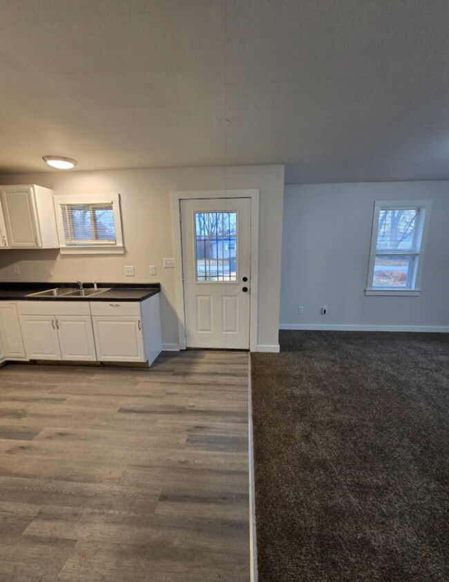 Foto del edificio - Eastside Four Bedroom Home near 42nd and Shadeland Ave