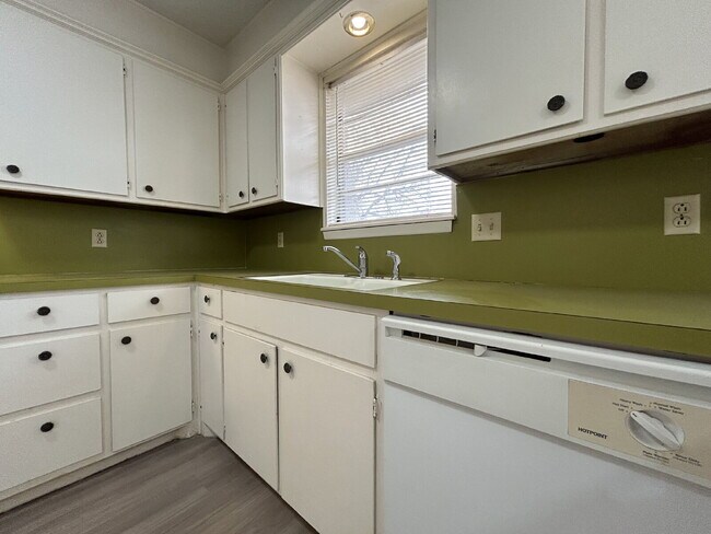 Foto del edificio - Lovely  2Bed/2Bath Duplex!