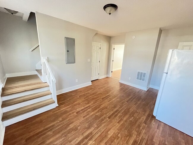 Building Photo - Charming Huntsville Living Awaits!