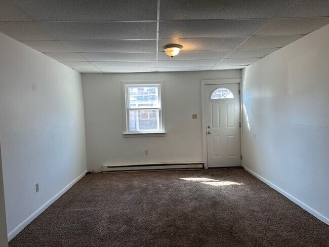 Building Photo - 4 Bedroom 1 Bathroom Row Home 3 Stories Lo...