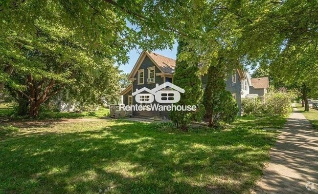 Building Photo - 320 4th St W