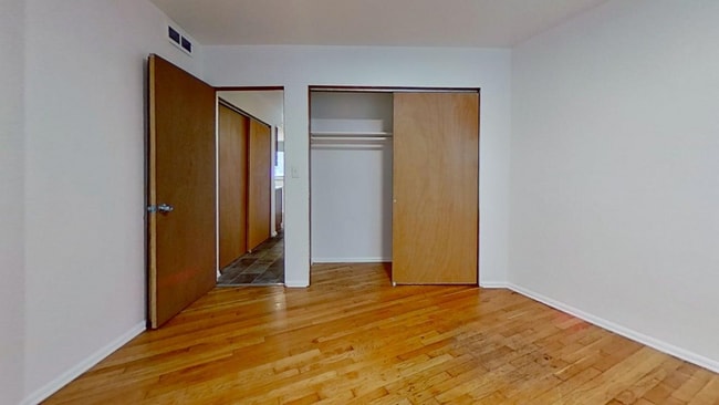 Building Photo - 1200 E Singer Cir