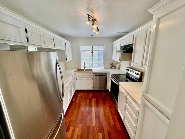 Building Photo - Charming 3 bedroom, 2.5 bathroom townhouse...