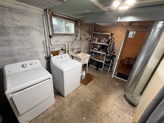 Building Photo - Coolest 6 Bed House in Corvallis