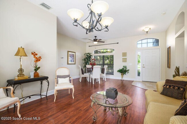 Foto del edificio - 582 Oceanside Blvd
