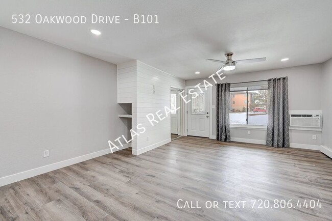 Building Photo - Immaculately End Unit 2 Bedroom, 2 Bath Co...