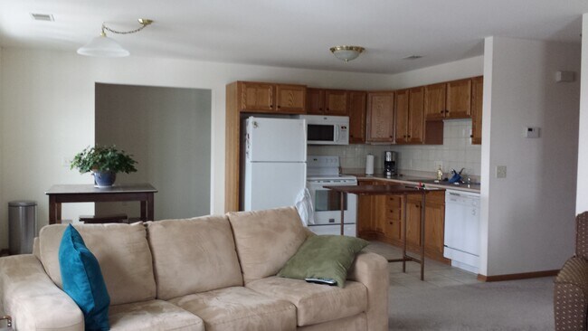Building Photo - 3048 Selkirk Dr