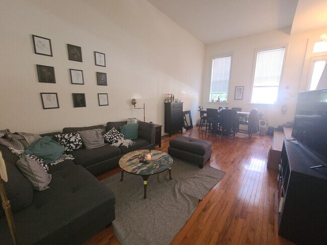 Foto del edificio - Spacious 2BR/1.5BTH w/ HW Floors, New Kitc...