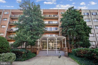 Building Photo - 5831 Quantrell Ave