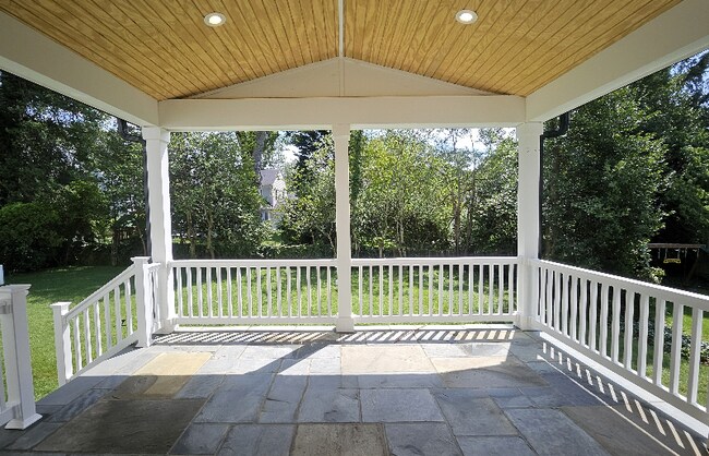 Foto del edificio - 5804 Ridgefield Rd