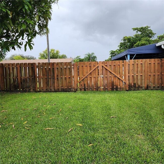 Foto del edificio - 3401 North 72nd Avenue, Hollywood, FL 3302...