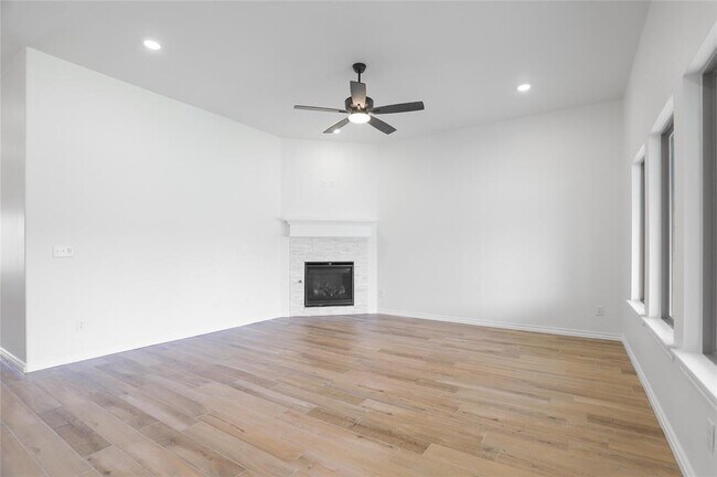 Foto del edificio - 8201 Mountain Oak Dr