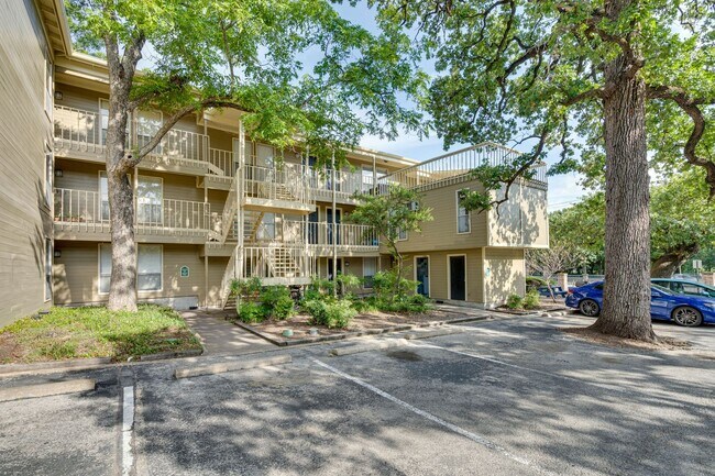 Building Photo - K226 - Treehouse #205