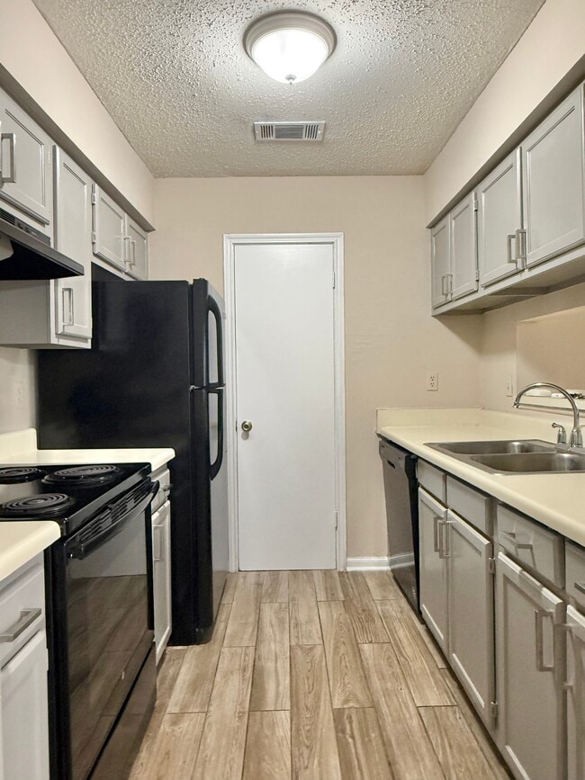 Building Photo - 155 Marilyn Dr