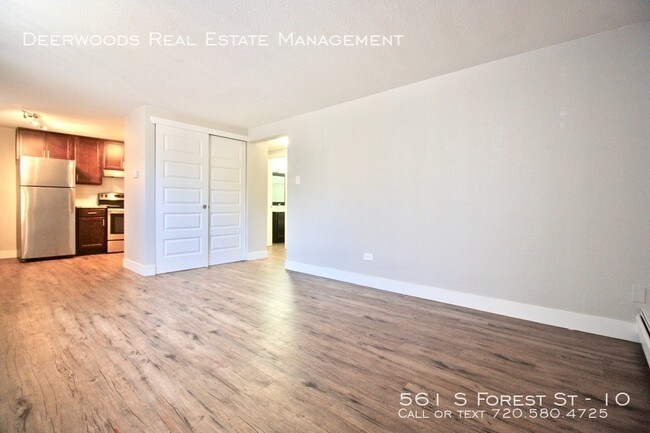 Foto del edificio - 561 S Forest St
