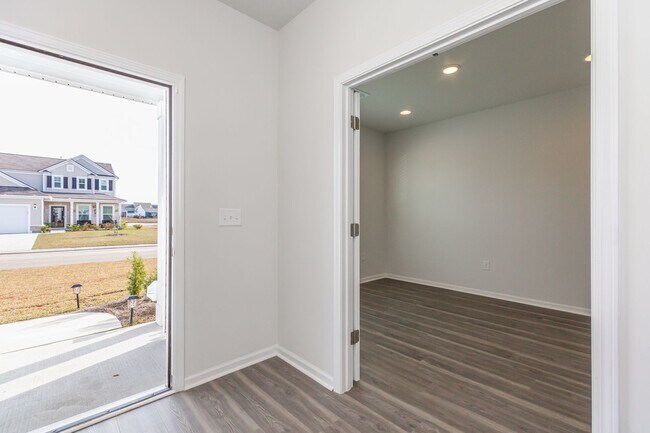Building Photo - Welcome to the desirable Berkshire Forest!