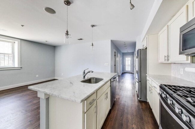 Building Photo - Happy on Harvard! Near New 2 + 2 close to ...