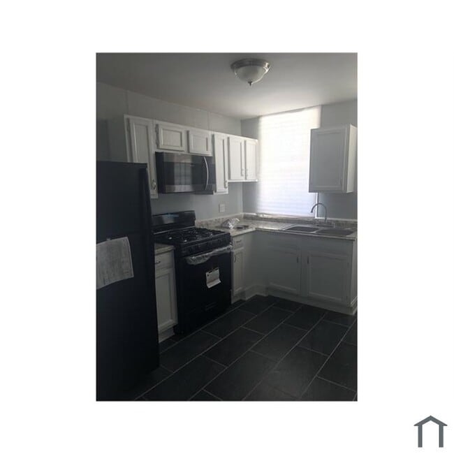 Building Photo - 2835 Lake Ave