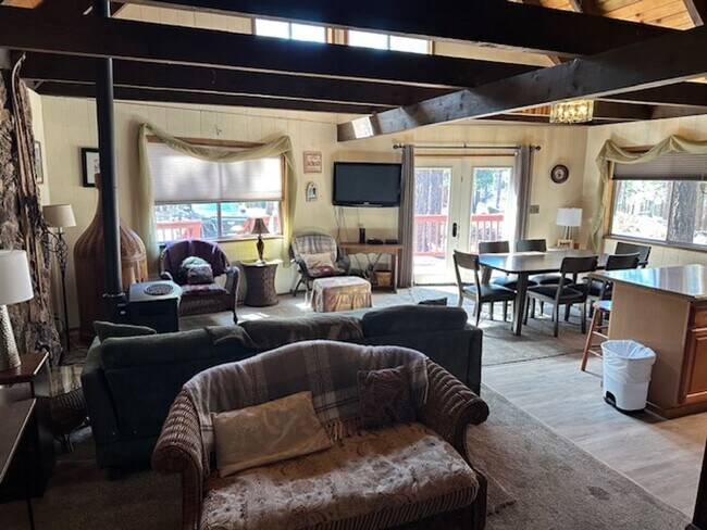 Foto del edificio - Cozy Cottage located Near Heavenly Ski Area! Avail. for a 3-6 month Seasonal lease or a long term...