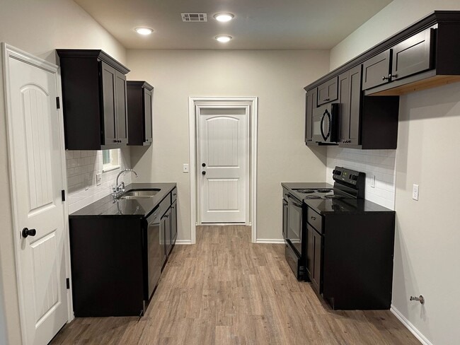 Building Photo - Walk to downtown Edmond!  3 bed 2 bath 2 c...
